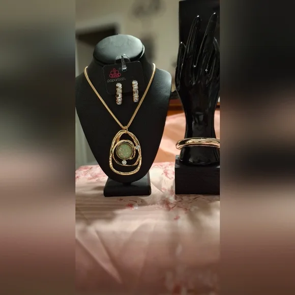 Paparazzi Elegant Gold Necklace with Green Pendant - Picture 2 of 2